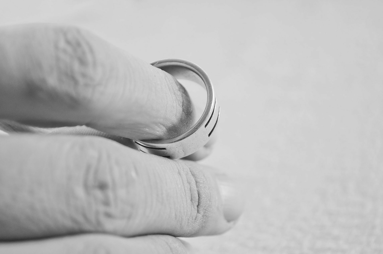 Sundání snubního prstenu