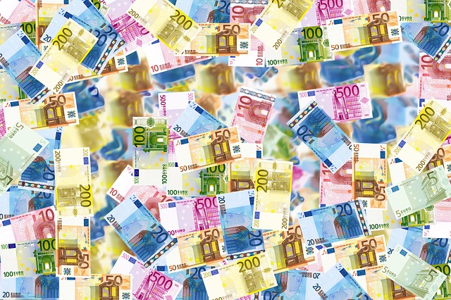 peníze (eurobankovky)