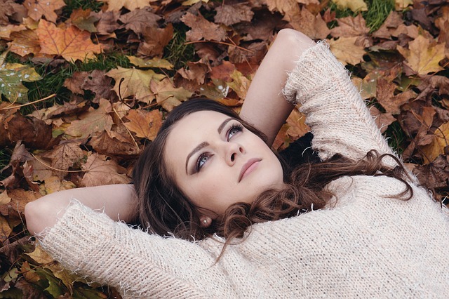 Žena ležící v listí