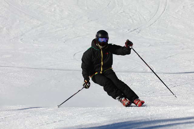 lyžař na svahu